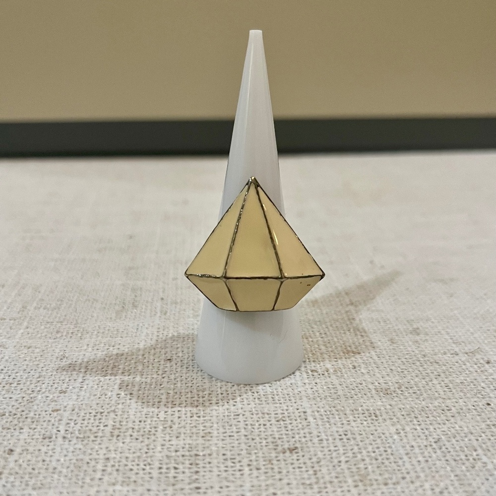 Diamond-shaped cocktail ring